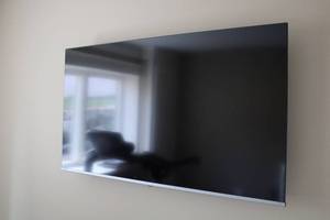 lot T-179 image: 50-Inch Toshiba Smart TV with Remote