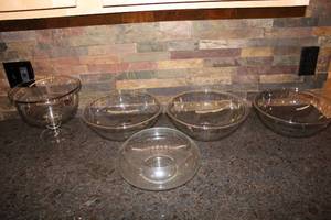 lot 212 image: Set of 5 Clear Glass Serving Bowls - Various Sizes