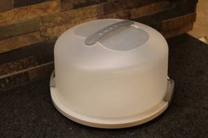 lot 216 image: Cake Carrier with Lid - Plastic Storage Container