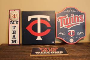 lot 222 image: Lot of 4 Minnesota Twins Decorative Items - Team Signs and Wall Art