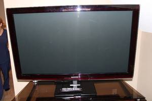 lot E-231 image: Samsung 52-Inch LCD Television with Remote Control