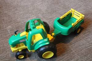 lot 243 image: Tonka Green Plastic Tractor with Trailer - Kids Toy