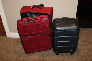 lot 258 image: Set of 2 Used Luggage - Red Softside Suitcase and Black Hardside Spinner