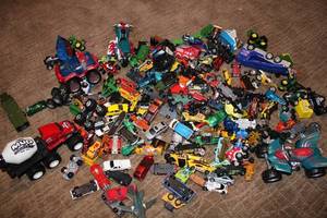 lot 267 image: Large Lot of 100 Assorted Die-Cast Toy Vehicles - Cars, Trucks, and More