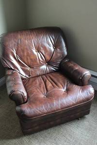 lot A-276 image: Vintage Brown Leather Tufted Armchair
