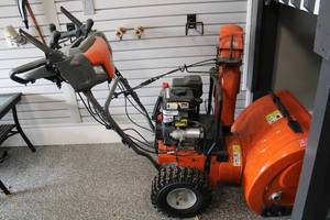 lot B-320 image: Husqvarna ST 224 Snowblower