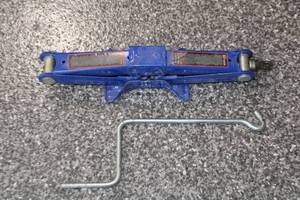 lot 327 image: Blue Hydraulic Floor Jack with Handle Included