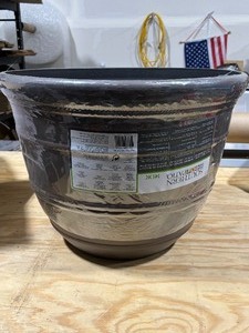 lot 30 image: Patio Planter