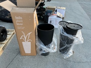lot 3 image: Veradek Planters