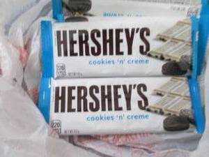 lot 209 image: 12 Hersheys Cookies n Crme Bars...