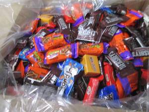 lot 308 image: 15 lb Candy Mix- in date...