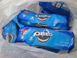 lot 322 image: 12- 2.4 oz Oreos...