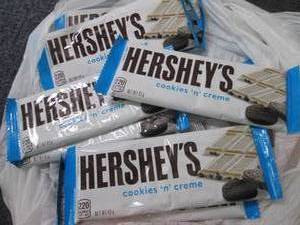 lot 358 image: 12 Hersheys Cookies n Crme Bars...