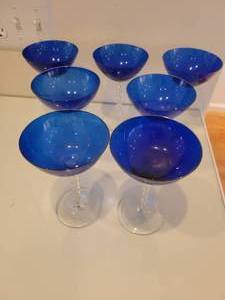 lot 14 image: 7 Cobalt Blue Champagne  Martini Twist Stem Glasses.