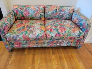 lot 17 image: A Hollywood Regency Floral Loveseat.