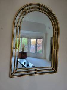 lot 30 image: A Hollywood Regency style Mirror.