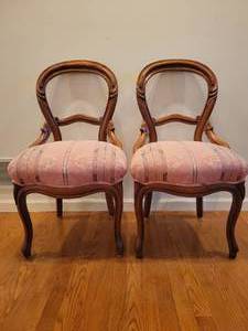 lot 35 image: A pair of Victorian Balloon Back Dining  Parlor Chairs. Damask Fabric.