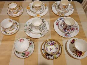lot 40 image: 8 Cup and Saucer sets, 4 with desert plates.