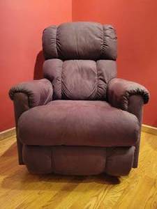 lot 41 image: La-Z-Boy Recliner.