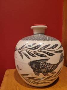 lot 46 image: Chinese Fish Vase
