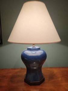lot 66 image: 8 sided Tyndale Table Lamp.