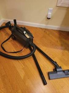 lot 137 image: Oreck XL Portable Vacuum.
