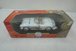 lot 20 image: Motormax Corvette model car
