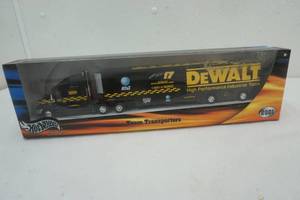 lot 75 image: Hot Wheels Racing #17 Matt Kenseth DeWalt