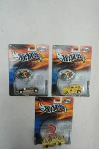 lot 242 image: Hot Wheels Racing 2001 3ct