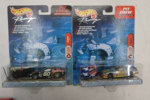 lot 250 image: NASCAR Hot Wheels Pit Crew 2000 Collector Edition Deluxe