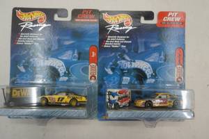lot 251 image: NASCAR Hot Wheels Pit Crew 2000 Collector Edition Deluxe