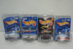 lot 289 image: Hot Wheels 4ct in plastic clamshell case