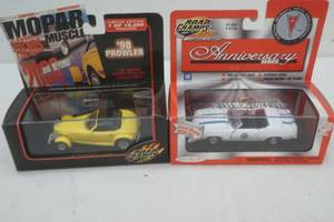 lot 290 image: Road Champs diecast cars in display case 2ct