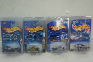 lot 295 image: Hot Wheels 4ct in plastic clamshell case