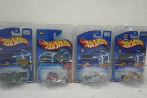 lot 300 image: Hot Wheels 4ct in plastic clamshell case