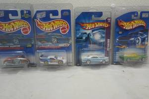 lot 335 image: Hot Wheels 4ct in plastic clamshell case