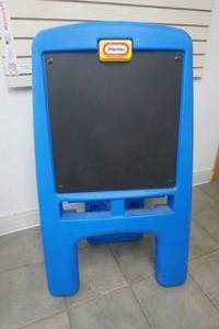 lot 422 image: Little Tikes workstation