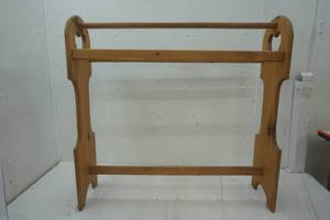 lot 437 image: quilt rack