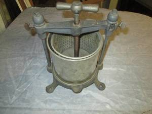Vintage Metal manual cranking juice...