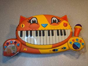lot 410 image: New B Toys Meowsic Cat Keyboard 27 Tunes Microphone P