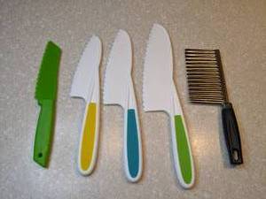 lot 419 image: New Four Piece Plastic Knife Set and Crinkle Cutter P