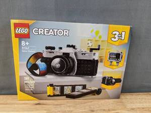 lot 42 image: Brand New LEGO Creator 3 in 1 Retro Camera Toy Z