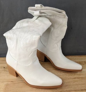 lot 92 image: Brand New Cowgirl Boots Womens Size 6 White L