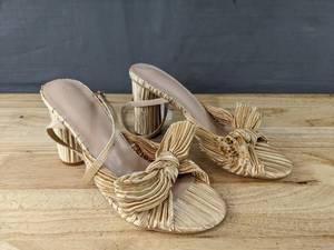 lot 173 image: New Heeled Sandals with Pleated Bow Knot Womens Size 8 Gold L