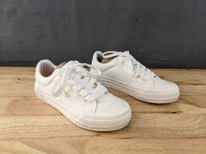lot 162 image: New Rocket Dog Womens Cheery Comfort Plush Foam Sneaker Size 6 L