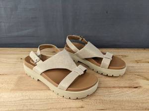 lot 447 image: New VIONIC Alondra Lug Ankle Strap Heeled Womens Size 7 Sandals Gold Metallic Leather L