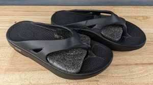 lot 118 image: Brand New OOFOS Sandals Mens 5Womens 7 Black $59.99 Retail L