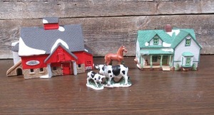 lot 13 image: Dept 56 -  New England Farmhouse Set - Heritage Village Collection