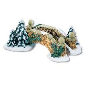 lot 84 image: Dept 56 - Dickens Village Collections Stone Footbridge - Heritage Village Collection