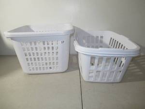 lot 27 image: Set of 2 1.5bu Laundry Basket White & 1 1.5bu Plastic Square Laundry Basket - Brightroom